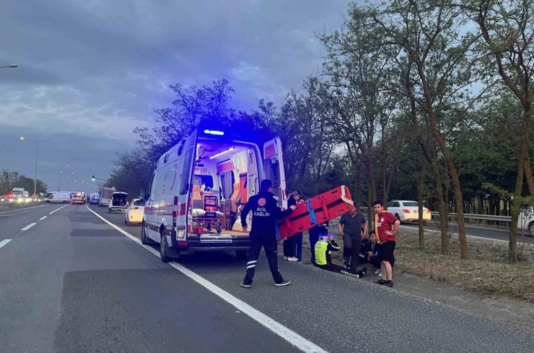 Kaza sonrası trafik güvenliğini sağlayan polise otomobil çarptı