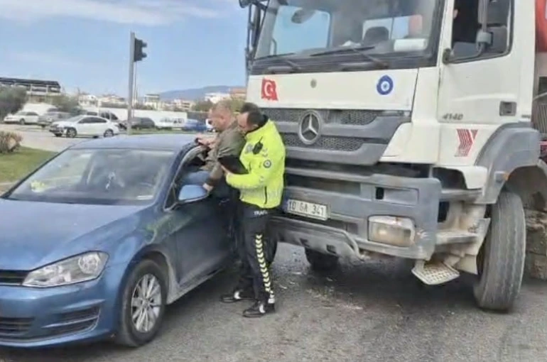 Kaza yapan aracın sürücüsünü polis camdan kurtardı