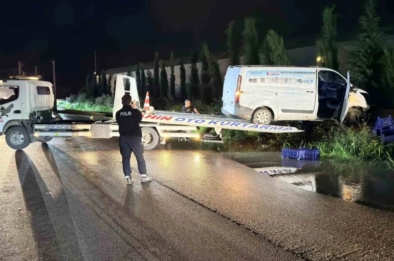 Kaza yapan kamyonet su kanalında asılı kaldı: 1 yaralı