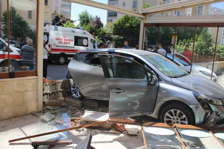 Kaza yapan otomobil fırına girdi