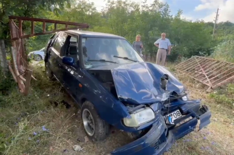 Kaza yapan sürücü aracını bırakıp uyumaya gitti