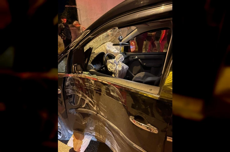 Kaza yaparak savrulan motosiklet yayalara çarptı: 5 yaralı