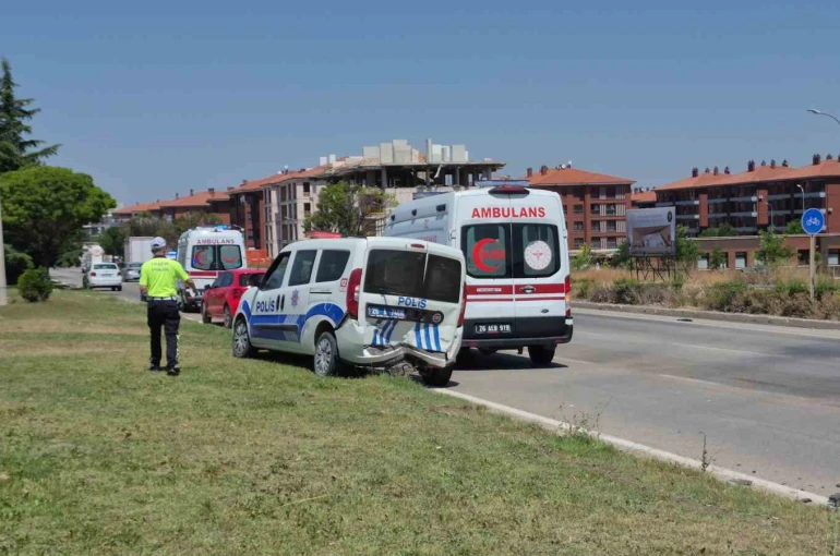 Kaza yerindeki polis aracına otomobil çarptı: 1’i polis 1’i bekçi toplam 6 yaralı