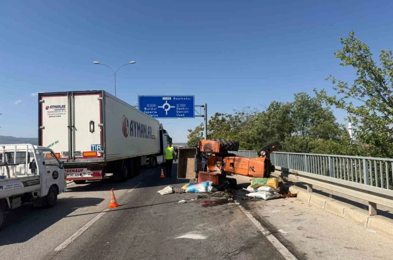 Kazada devrilen traktör sürücüsü hayatını kaybetti