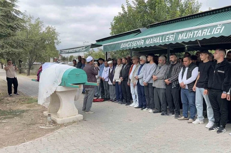 Kazada hayatını kaybeden genç kız gelinlikle uğurlandı