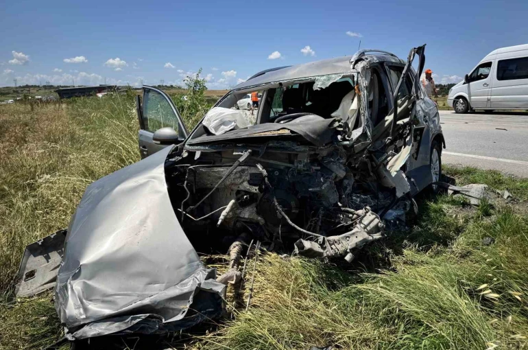 Kazada hurdaya dönen otomobilin sürücüsü hayatını kaybetti