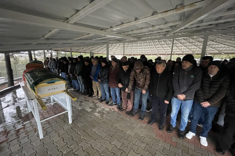 Kazada ölen anne ve kızı yan yana defnedildi