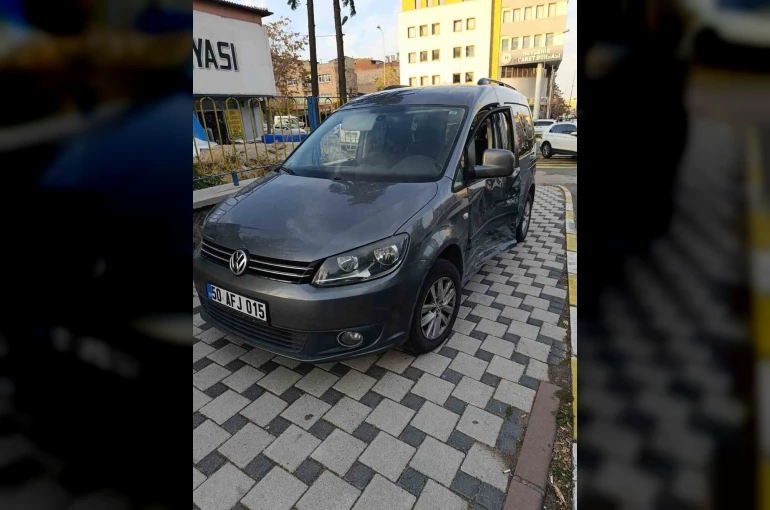 Kazada savrulan araç kaldırımdaki yayaya çarptı: 1 ağır yaralı