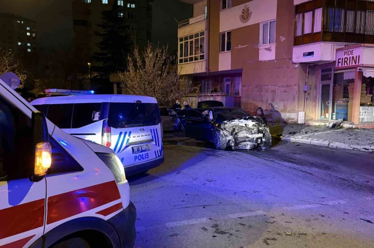 Kazada savrulan otomobilin duvarı yıkma anı kamerada