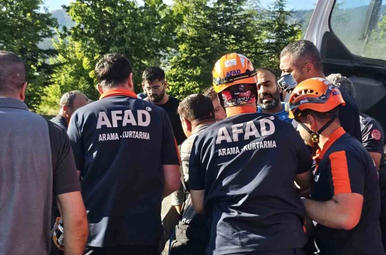 Kazada sıkışan sürücü için ekipler seferber oldu