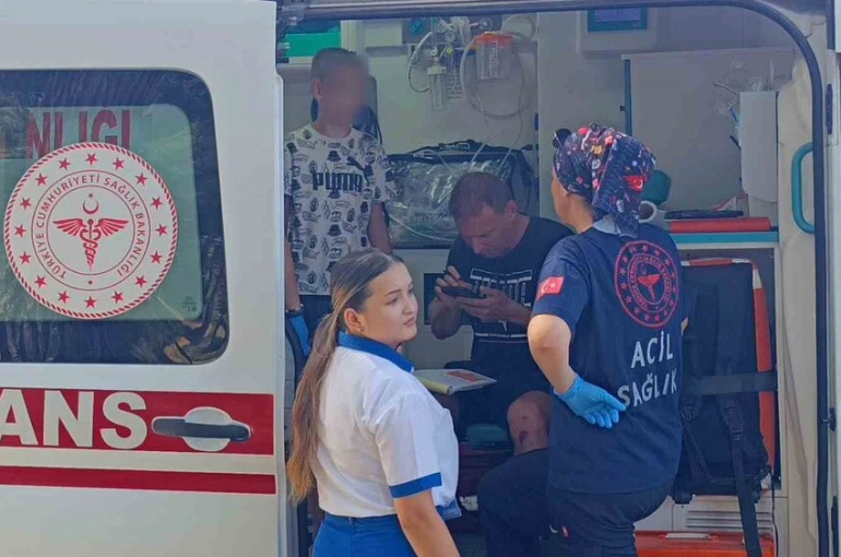 Kazada yaralanan Ukraynalı turist, hastanede para alınabileceğini duyunca yaralı oğluyla birlikte ambulanstan indi