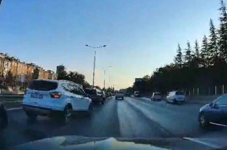 Kazadan dolayı yavaşlayan araca otomobilin arkadan çarpma anı kamerada