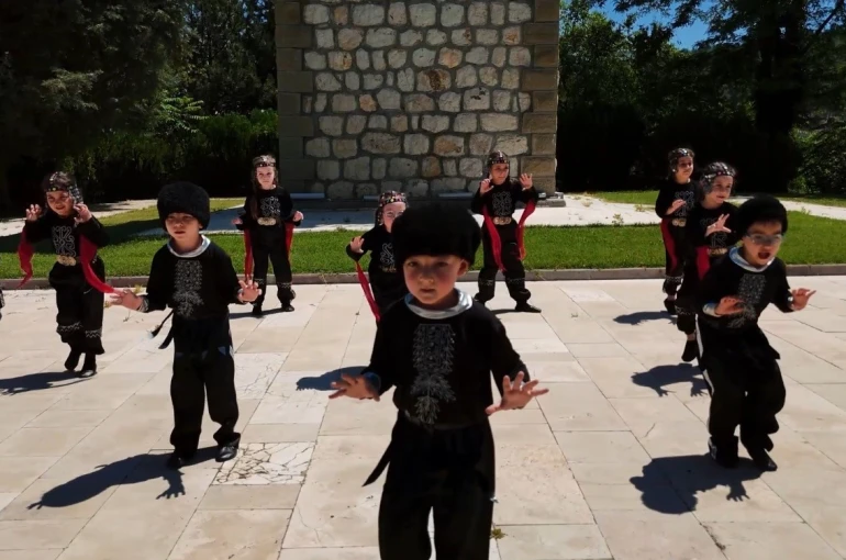 Kazak Türklerinin geleneksel yöresel kıyafetleri ile ünlü ’Kartal Dansı’nı sahnelediler 