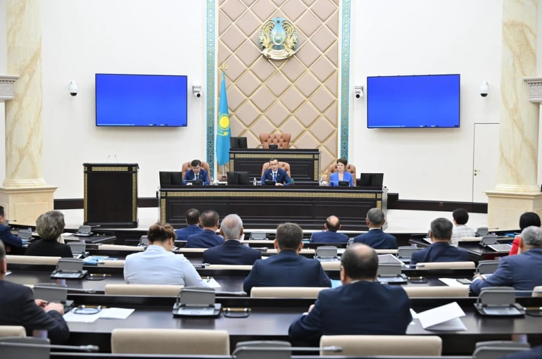 Kazakistan parlamentosu son oturumunu gerçekleştirdi