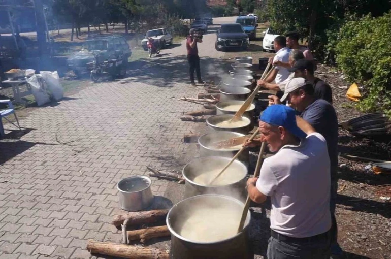 Kazanlar imece usulü keşkek ve aşure şöleni için kaynadı