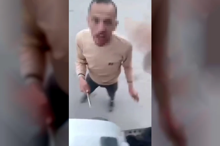Kazaya sinirlenen tırcı "Aynama vurdun" deyip, meslektaşına demir sopayla saldırdı