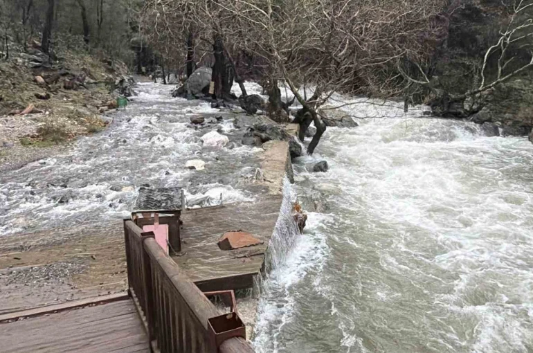 Kazdağların’da ani kar erimesi ve sağanak yağış nedeniyle dereler yataklarına sığmıyor