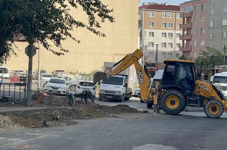 Kazı yapan kepçe doğal gaz borusunu patlattı
