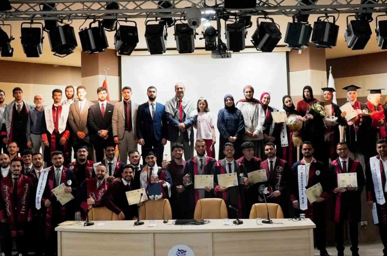 KBÜ’de Filistinli öğrenciler mezuniyet sevinci yaşadı
