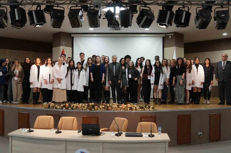 KBÜ’de kimya öğrencileri için önlük giyme töreni düzenlendi