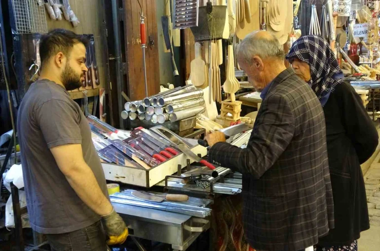 Kebap şişleri bayram için hazırlanıyor