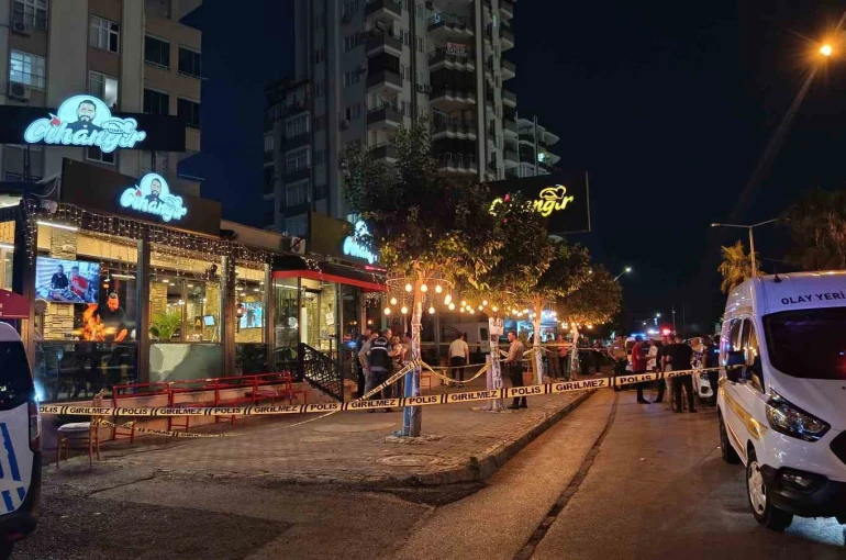 Kebapçıya kurşun yağdırdılar: Yemek yiyen 4 kişi yaralandı