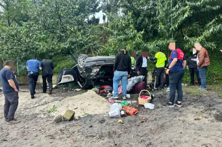 Kediye çarpmamak için manevra yapınca araç plaja uçtu: 4 yaralı