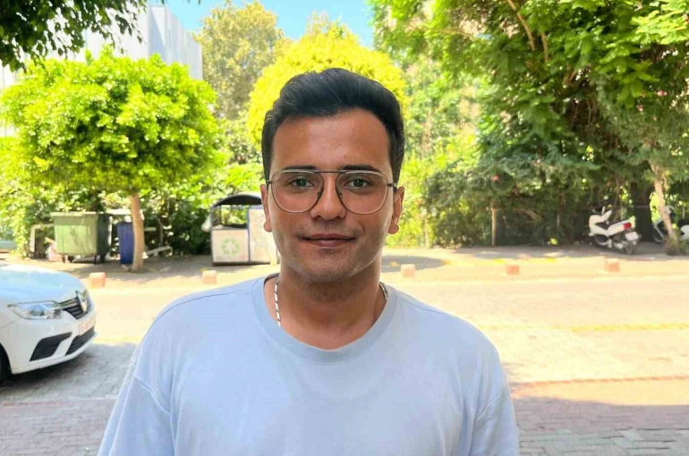 Kediyi yerden alıp fırlattı, görüntülere tepki yağdı 