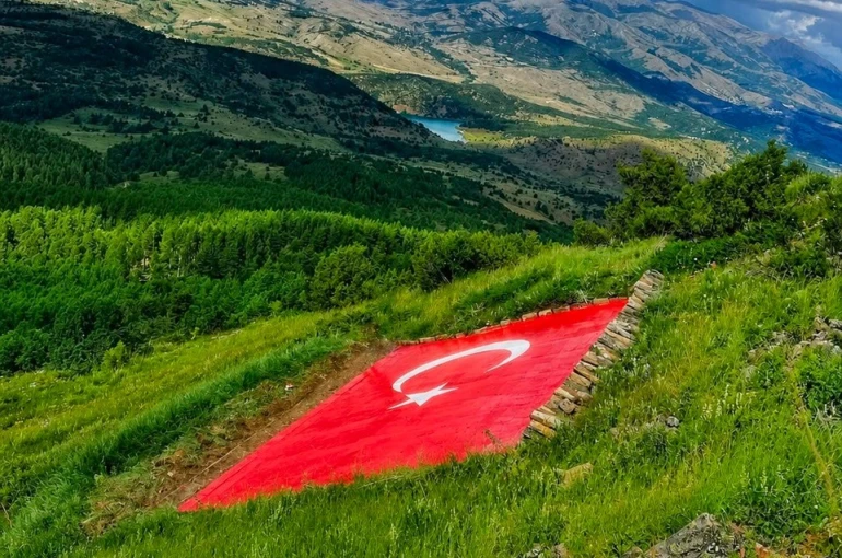 Kelkit Vadisi’nin simgesi dev Türk bayrağı yenilendi