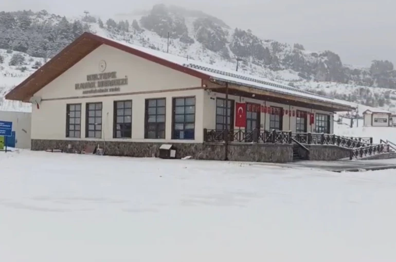 Keltepe Kayak Merkezi nisan ayında beyaz örtüyle kaplandı
