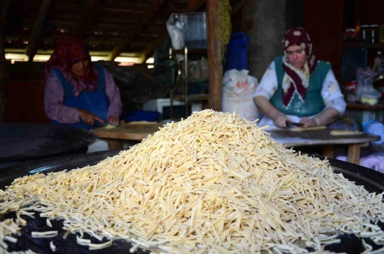Kemah’ta kadınların imece usulü kış hazırlığı telaşı