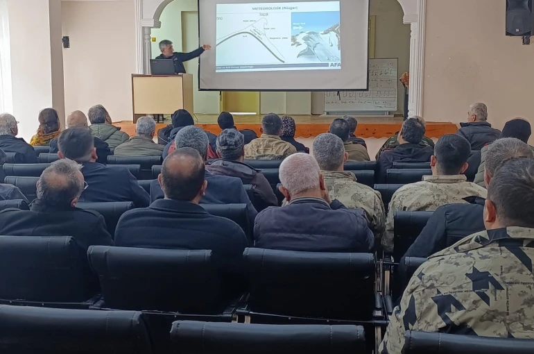 Kemaliye’de muhtarlar çığ tehlikesine karşı bilgilendirildi