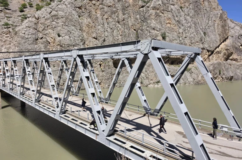 Kemaliye’de Şırzi Köprüsü akşam turizmine hazırlanıyor
