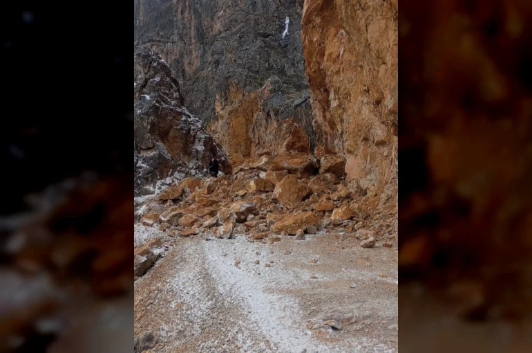 Kemaliye’de Taş Yolu geçici olarak trafiğe kapatıldı