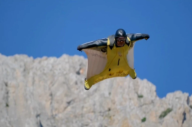 Kemaliye’de wingsuit sporcularından nefes kesen atlayışlar