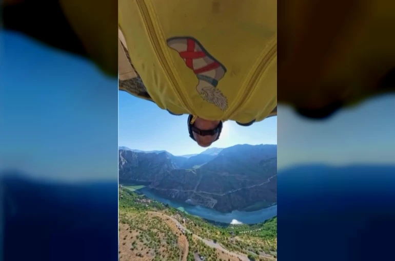 Kemaliye’de yarasa kanat atlayışı nefes kesti