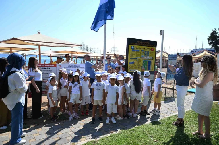 Kemer Belediyesi Halk Plajı’nda mavi bayrak göndere çekildi