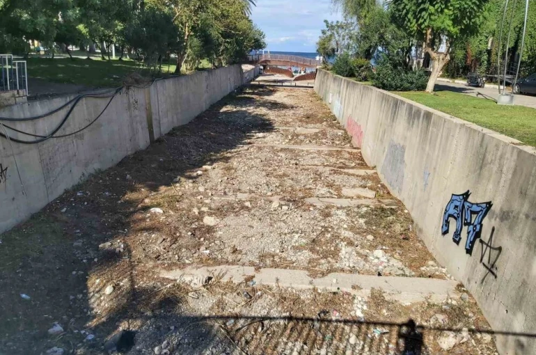 Kemer Belediyesi’nden kış öncesi dere temizliği