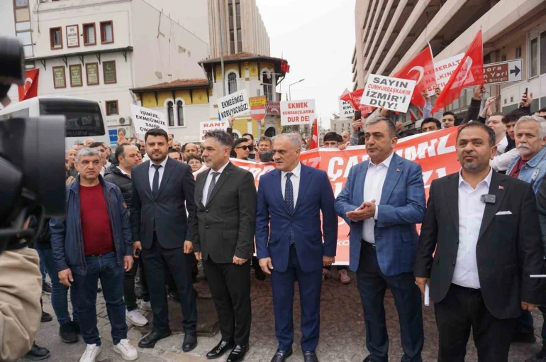 Kemeraltı esnafı, otopark sorununa çözüm için kepenk kapatıp yürüyüş düzenledi