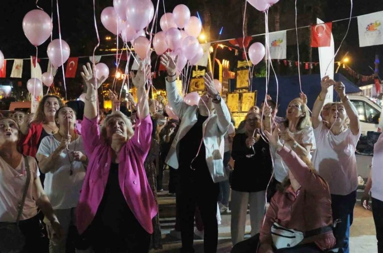 Kemer’de kadınlar gökyüzüne pembe balonlar bıraktı