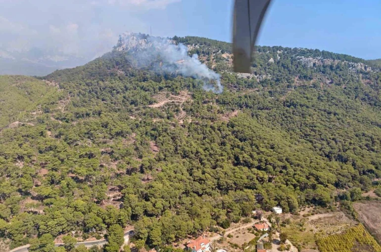 Kemer’de ormanlık alanda çıkan yangına havadan ve karadan müdahale