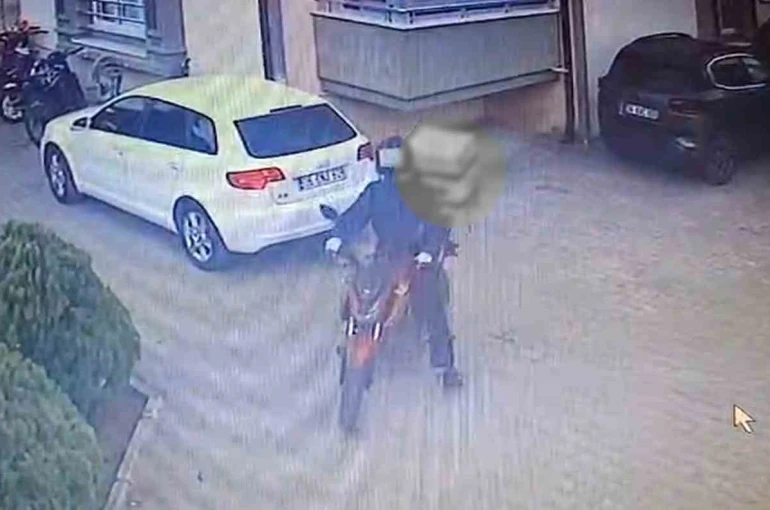 Kendi motosikleti gibi bindi, vitesi boşa atıp götürdü