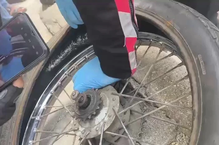 Kendi rızasıyla evindeki esrarı polise teslim etti, uyuşturucuyu motosiklet lastiğine gizlediği ortaya çıktı