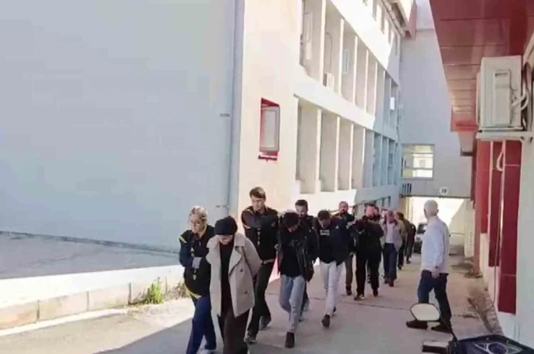 Kendilerini hakim, savcı ve polis olarak tanıtıp milyonluk vurgun yapan şebeke çökertildi
