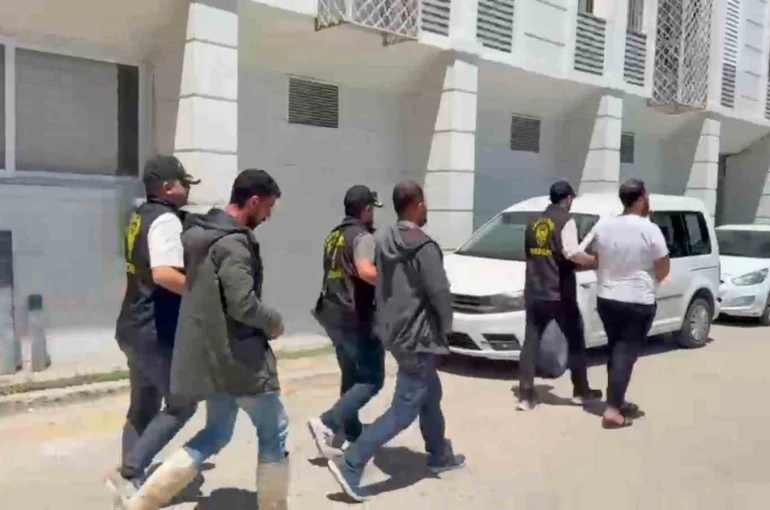 Kendilerini polis olarak tanıtıp vatandaşları dolandırdılar