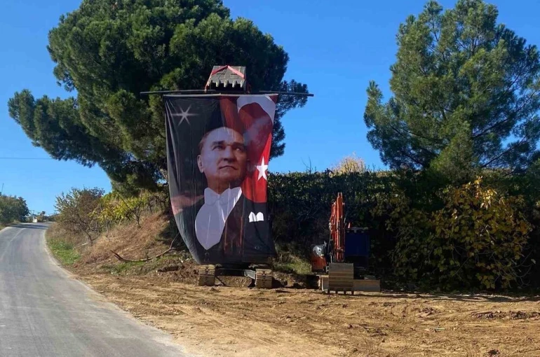 Kepçe operatöründen anlamlı cumhuriyet kutlaması
