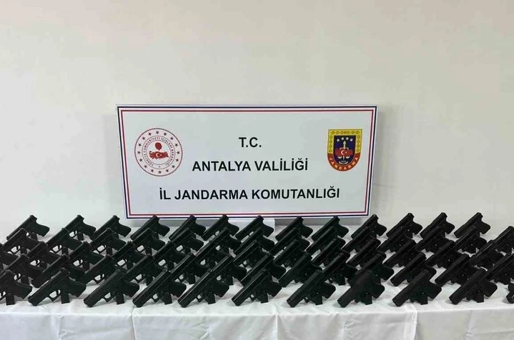Kepez’de kaçak silah operasyonu: 72 tabanca ele geçirildi