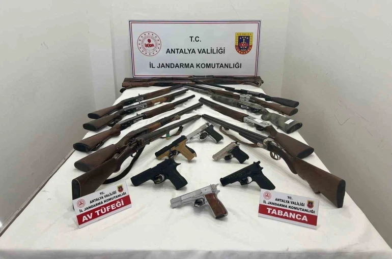 Kepez’de ruhsatsız 21 silah ele geçirildi