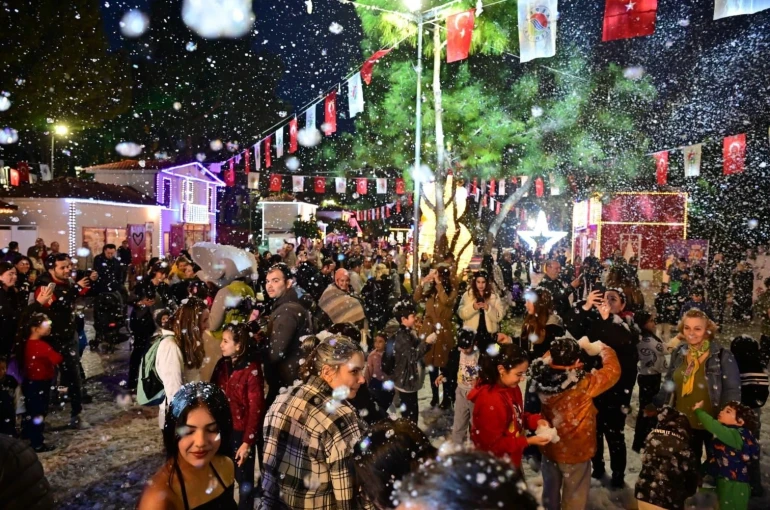 Kepez’de yeni yıl heyecanı suni kar yağışıyla başladı