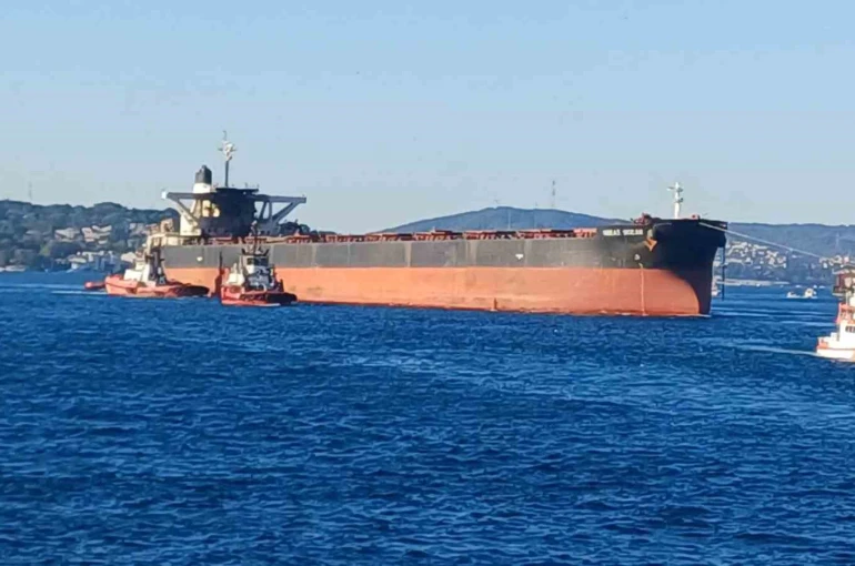 Kerç Boğazı’nda İHA saldırısına uğrayan gemi İstanbul Boğazı’ndan geçti
